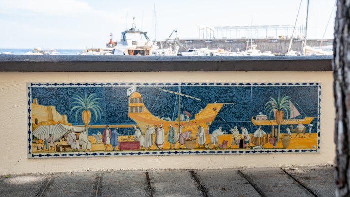 sei pannelli artistici impreziosiscono la passeggiata sul mare di amalfi