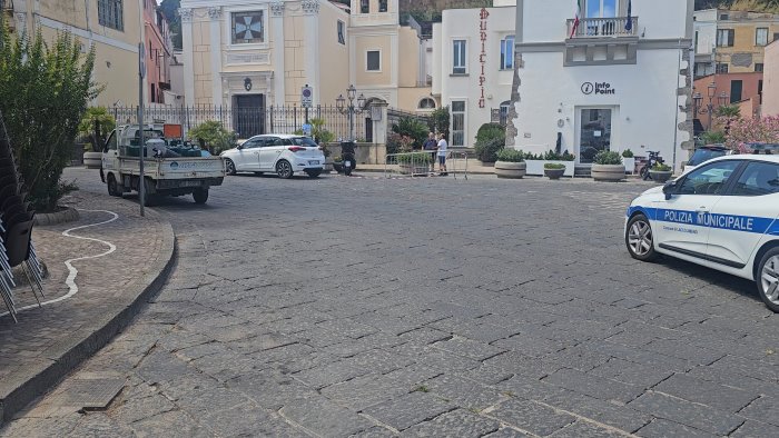 crolla il maxischermo dell ischia global festival paura ma nessun ferito