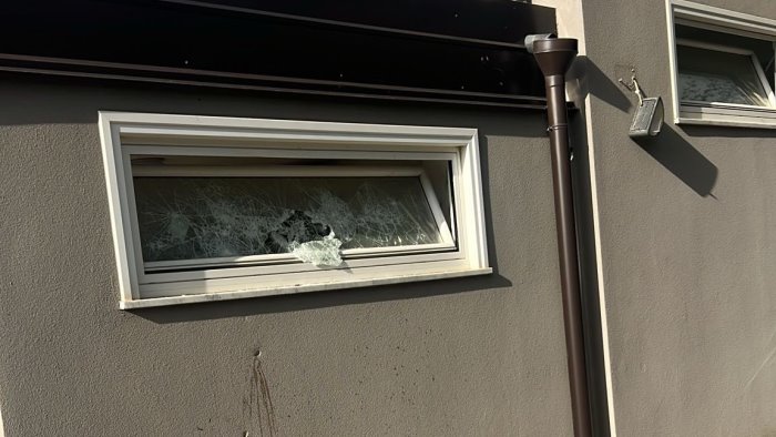 mercogliano danneggiati gli spogliatoi comunali la denuncia del sindaco