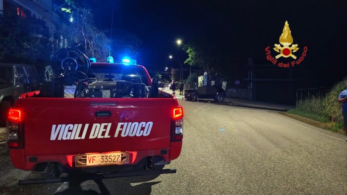 auto-con-due-giovani-a-bordo-si-ribalta-muore-un-26enne
