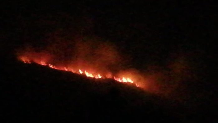 s agata dei goti brucia la montagna evacuate due case foto