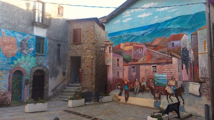 murales e musica dal vivo continua la rassegna nel cilento