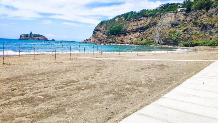 accesso vietato agli arenili pubblici di monte di procida