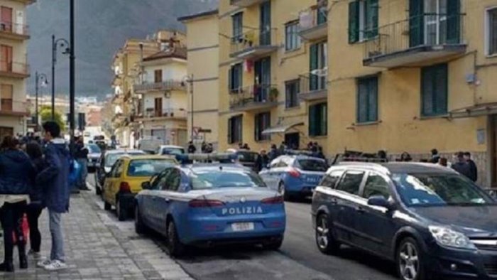 tremendo incidente a cava donna investita sul marciapiedi