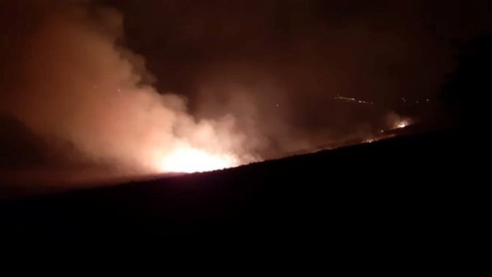 piromani in azione notte di fuoco a montaguto