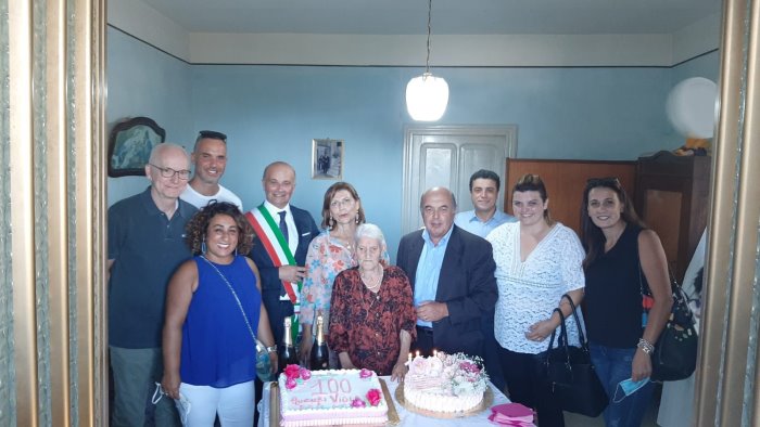 grande festa a tramonti nonna viola spegne 100 candeline