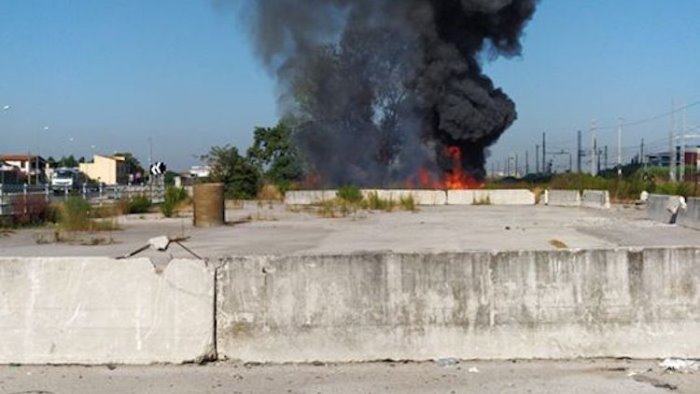 angri incendio allo scalo non c erano rifiuti tossici