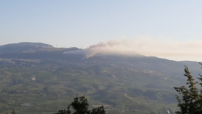brucia la montagna servono i mezzi aerei per spegnere il rogo