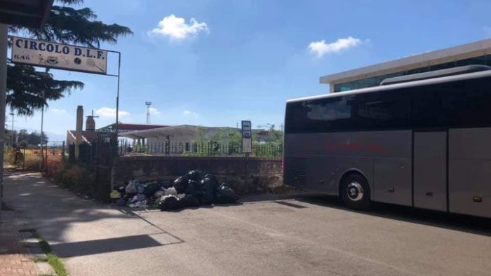 battipaglia microdiscarica in strada incivilta senza limiti