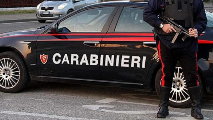 i carabinieri vorrebbero controllarlo lui reagisce arrestato