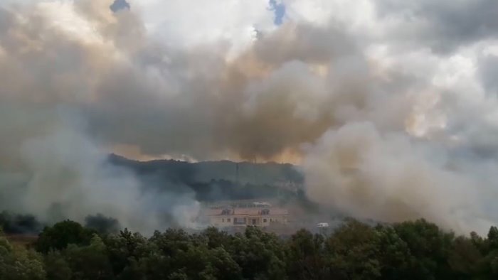 vasto incendio a giffoni valle piana vigili in azione