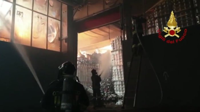 rogo ad angri si indaga sulla possibile origine dolosa