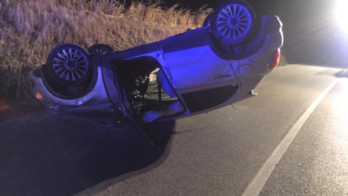 auto si ribalta lungo la statale 90 bis paura per due giovani