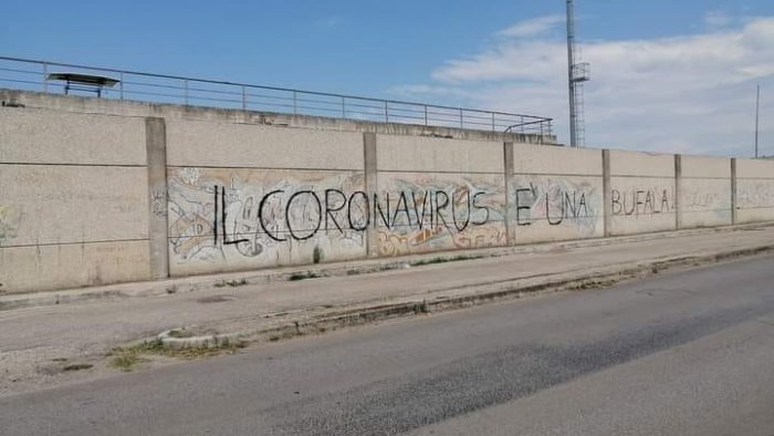 scritta choc in paese il coronavirus e una bufala