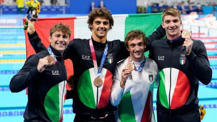 nuoto bronzo italia nella 4 100 mista uomini