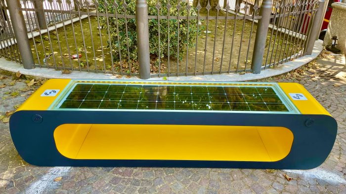 a chiusano arrivano le panchine intelligenti sono il futuro