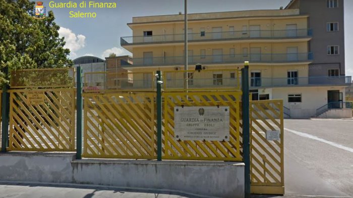 rubano un borsello a una coppia di anziani davanti alla caserma della finanza