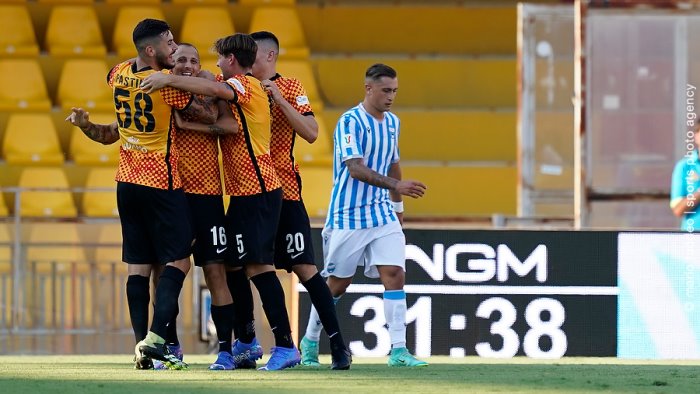 benevento urlo liberatorio all ultimo respiro 2 1 alla spal c e la fiorentina