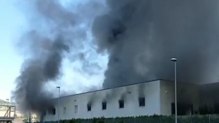caldo record incendio lavanderia a flumeri e salva l attivita produttiva