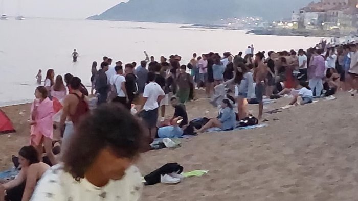 castellabate feste in spiaggia devastazione e totale indifferenza alle regole