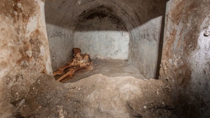 pompei scoperta tomba con un corpo mummificato