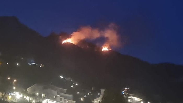 brucia la divina in fiamme la montagna sopra positano