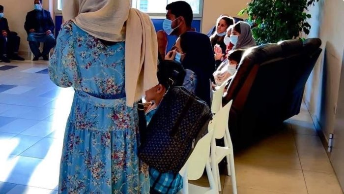 gara di solidarieta per i profughi afghani attivato un centro raccolta a cava