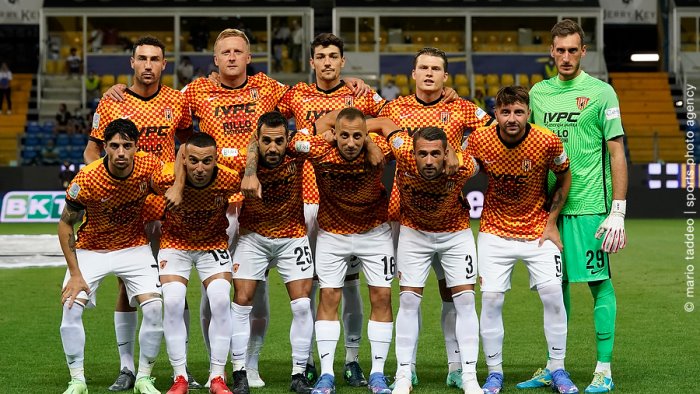 benevento che beffa il parma vince nel recupero con mihaila