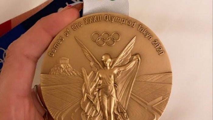 olimpiadi boxe la felicita di irma testa dopo aver ricevuto la medaglia