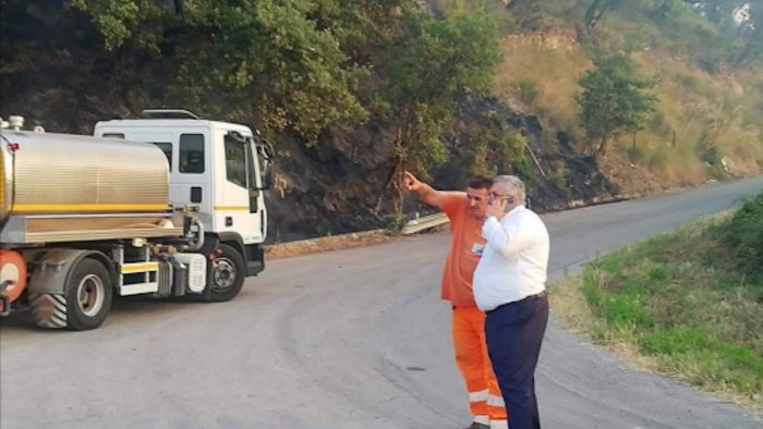 paura ad agropoli vasto incendio sul posto anche il sindaco