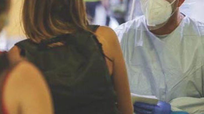 covid giovani positivi al rientro dalle vacanze erano vaccinati sintomi lievi