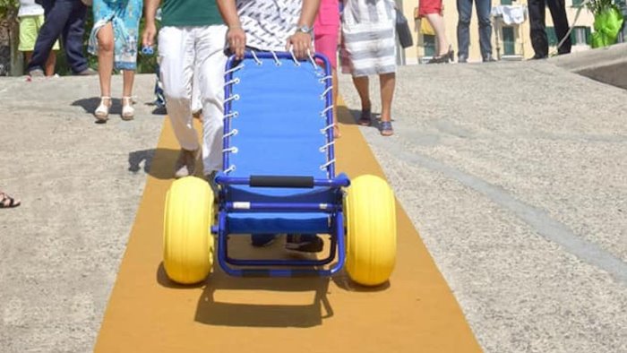 maiori ecco la sedia job per un mare accessibile a tutti