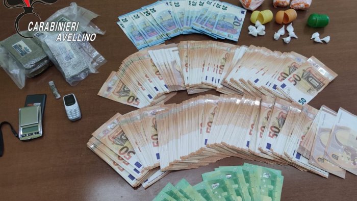 cocaina hashish e 20mila euro in contanti l antidroga in casa di un 35enne