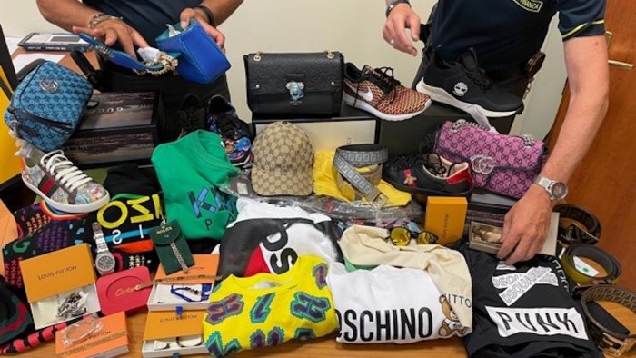 pagani vendeva via social merce contraffatta nei guai 42enne