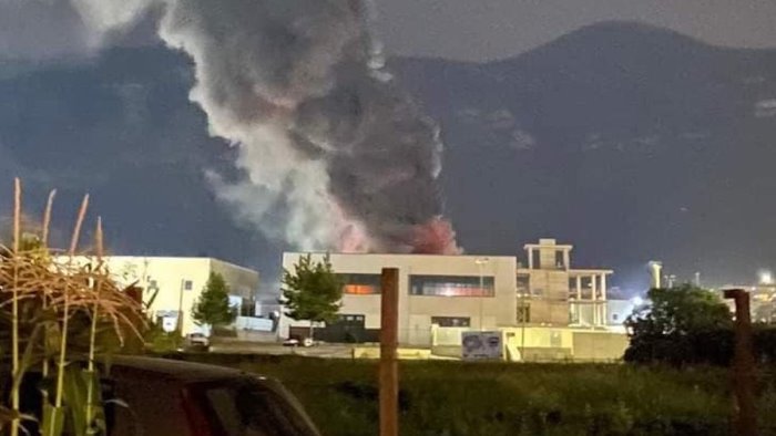 incendio a sarno sindaco firma ordinanza a tutela della salute pubblica