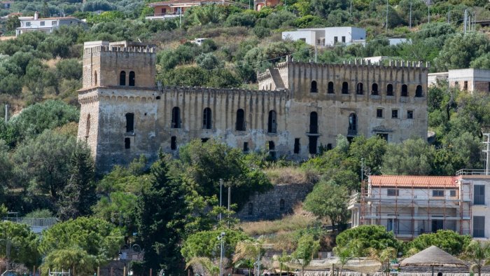 camerota il palazzo marchesale e finalmente tuo il sindaco giorno storico