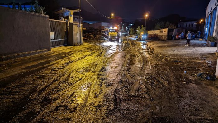maltempo esonda il fenestrelle ad atripalda a lavoro per liberare la strada