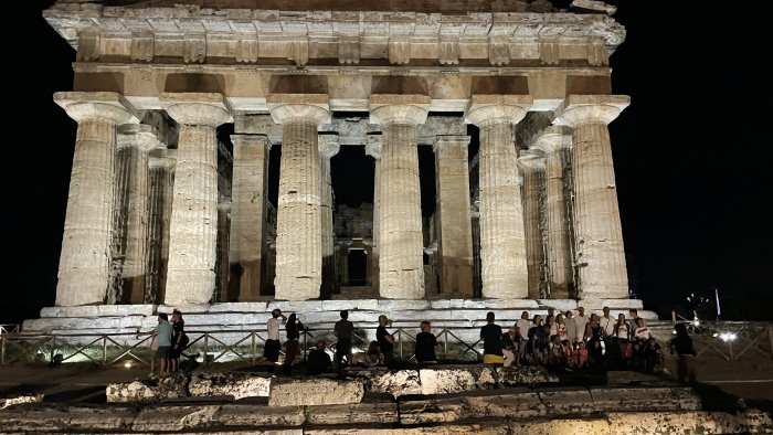 paestum grande successo per la notte bianca tra i templi