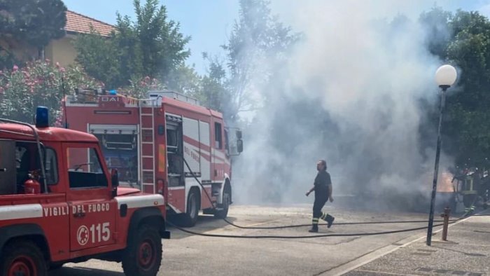 auto in fiamme vigili del fuoco in azione ad ascea