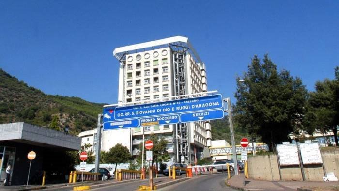 ospedale ruggi detenuto ricoverato d urgenza aggredisce tre agenti