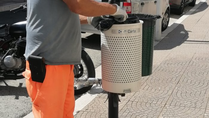 grottaminarda rifiuti verifiche nei cestini stradali e caccia ai furbetti