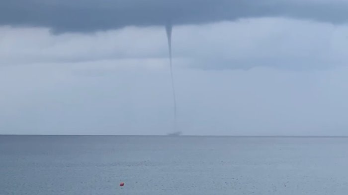 tromba marina nel golfo di policastro bagnanti in fuga