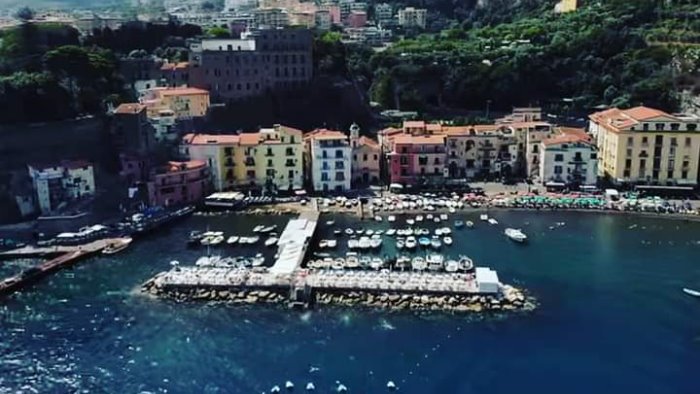 sorrento a causa del nubifragio di nuovo mare inquinato a marina grande