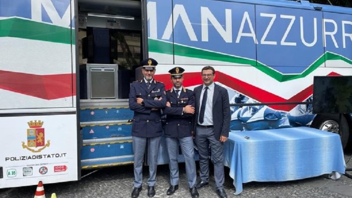 a sorrento il pullman azzurro della polizia per la sicurezza stradale