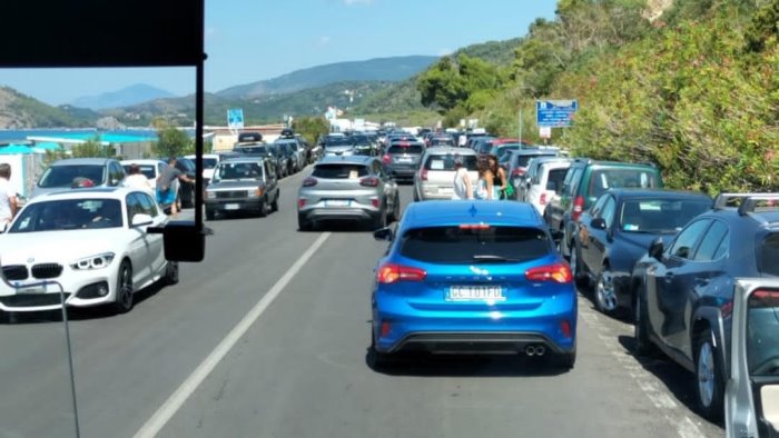 il mingardo e bloccato ed il servizio pubblico interrotto caos a camerota