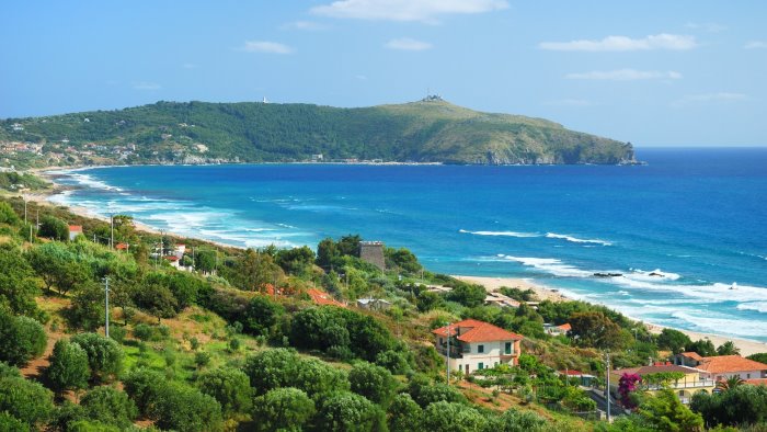 fa una multa di 18 euro ad una coppia vigilessa aggredita a calci e pugni