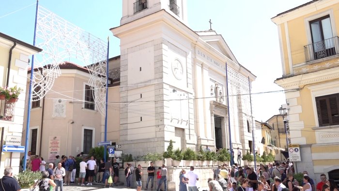 ferragosto pietrelcina gremita di turisti festeggia il ritorno alla normalita