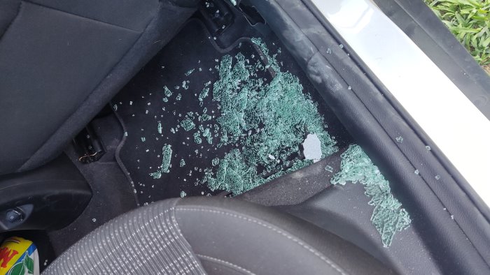 vetro in frantumi rubate due valigie ladri in azione ad agropoli