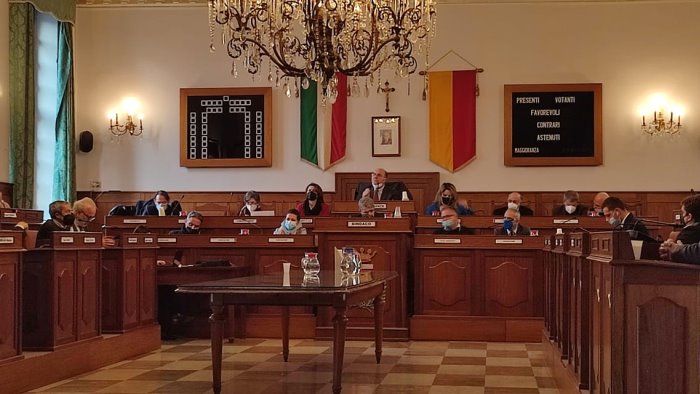 cava approvato il piano di riequilibrio il sindaco avanti tutta