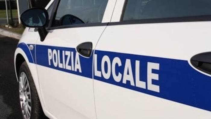 auto cade in un canale a teggiano agente salva la vita a tre giovani
